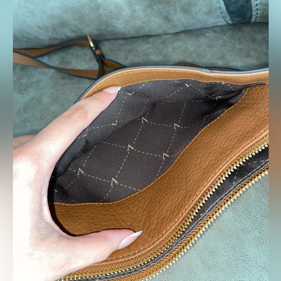 EUC Vince Camuto Kelby Leather Crossbody - Picture 6 of 8